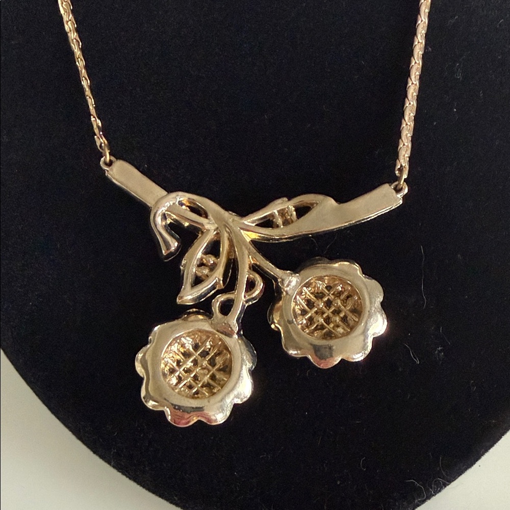 Vintage Gold Toned and Red Floral Jewelry Set - Picture 3 of 11